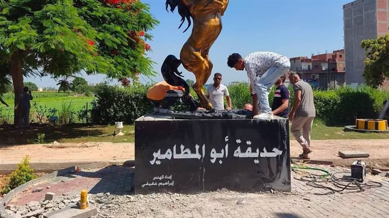 بعد إزالة “الغوريلا الحمراء”، حصان أصفر يتصدر حديقة أبو المطامير في البحيرة (صور)