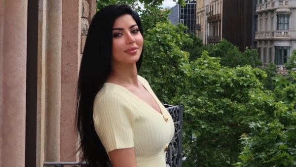على البحر .. كارولين عزمي تخطف الأنظار بظهورها