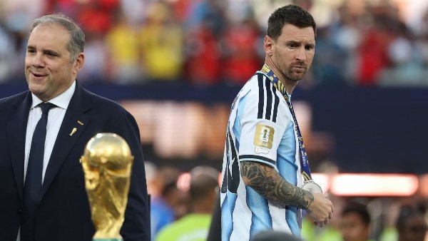 الحزن يملأ عينيه.. ميسي يتأمل كأس العالم بعد ضياع حلم الاحتفاظ باللقب