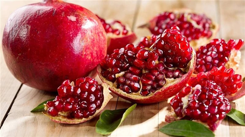 تفسير حلم أكل الرمان في المنام وعلاقته بقدوم مفاجآت سارة وغير متوقعة