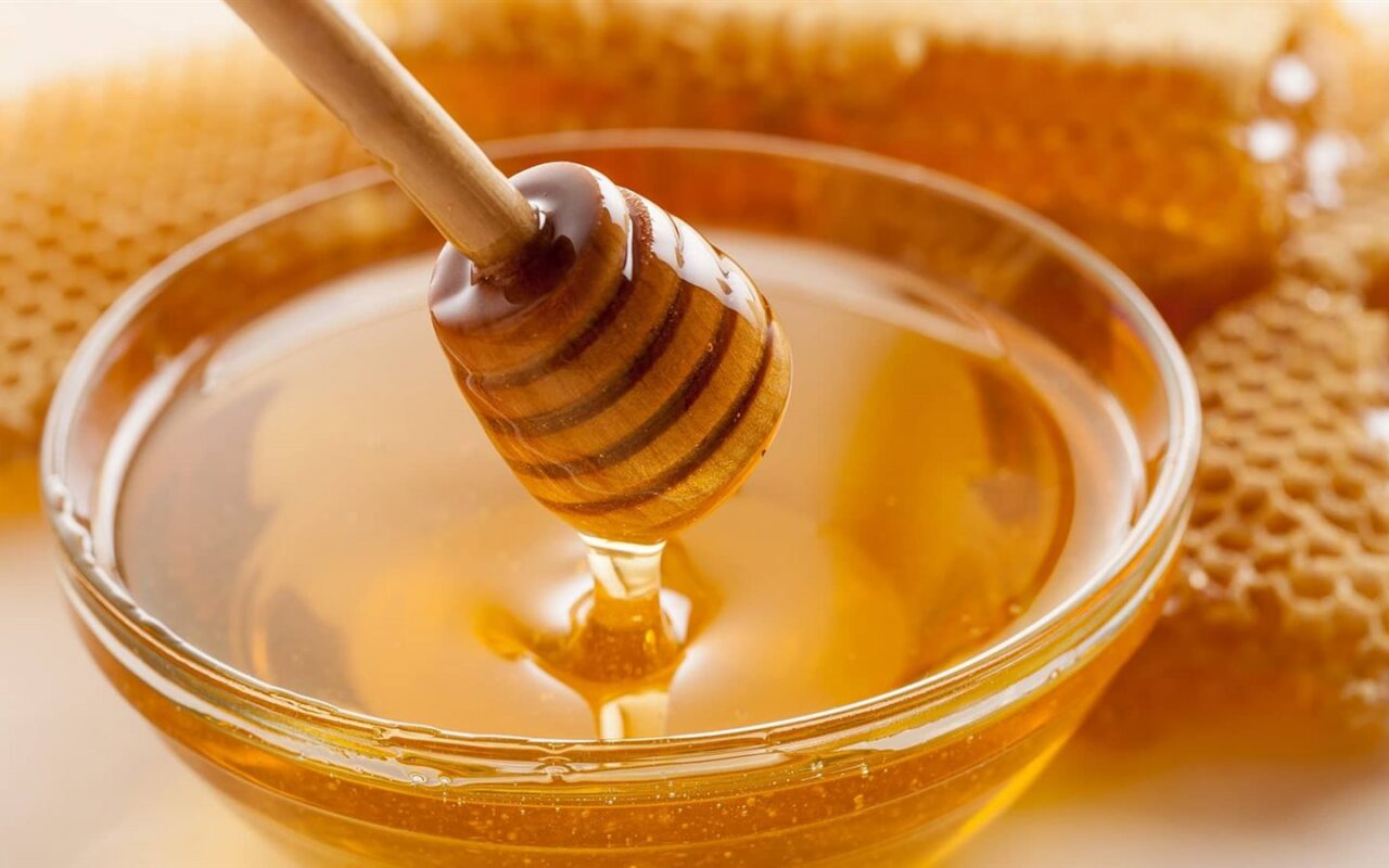احذر الإفراط فيه.. ماذا يحدث لجسمك عند تناول العسل الأبيض؟
