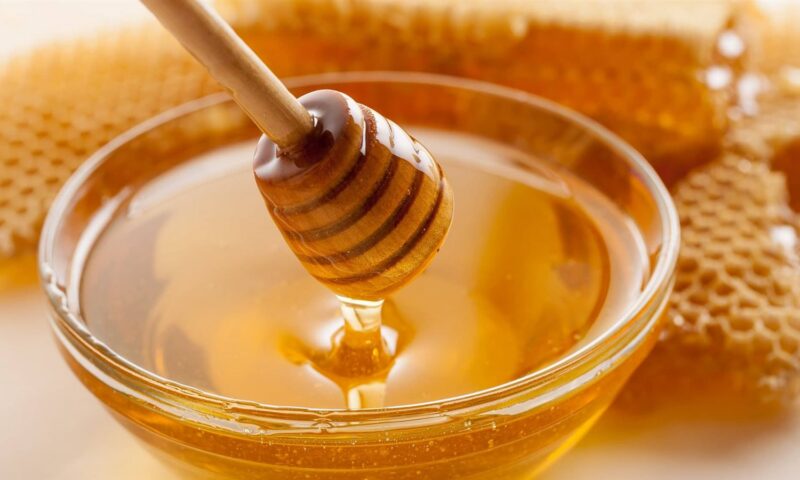 احذر الإفراط فيه.. ماذا يحدث لجسمك عند تناول العسل الأبيض؟