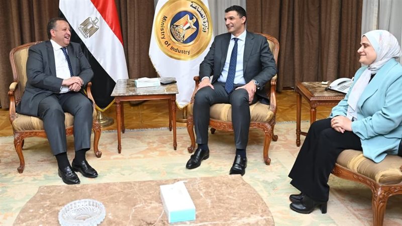 وزير الصناعة: حريصون على فتح قنوات اتصال دائمة مع المؤسسات العلمية والمهنية