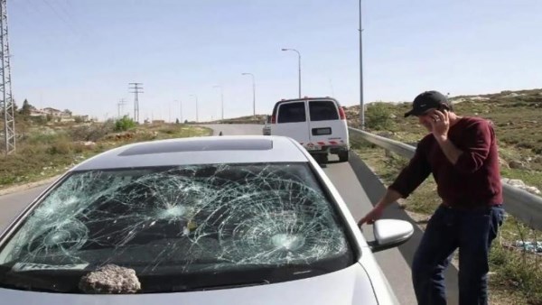 مستوطنون يهاجمون مركبات الفلسطينيين بالحجارة شمال شرق رام الله