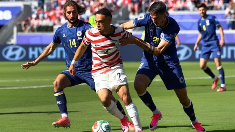 أمريكا بـ 10 لاعبين تتخطي البوسنة والهرسك بثنائية وتتأهل لثمن نهائي كأس العالم (فيديو)