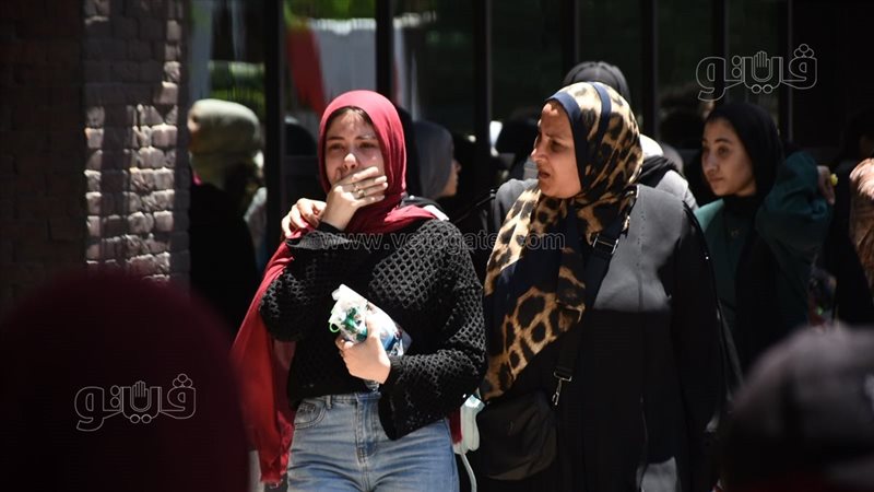 دموع وبكاء وحزن، امتحان الإنجليزي يصدم طالبات الثانوية بالجيزة (صور)