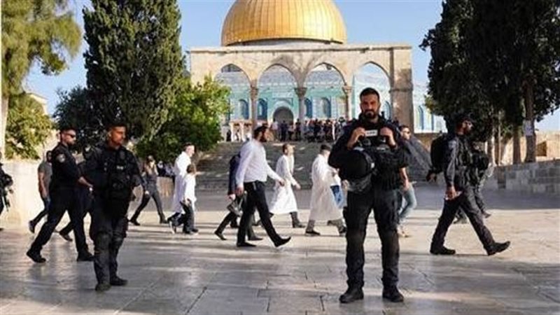 عشرات المستوطنين يقتحمون المسجد الأقصى وسط حراسة شرطة الاحتلال