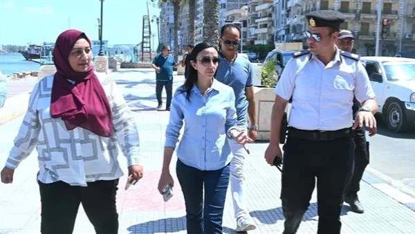محافظ البحيرة تتفقد كورنيش المدينة وعددًا من الشوارع الرئيسية وتشدد على التزام المراكب بالمراسي