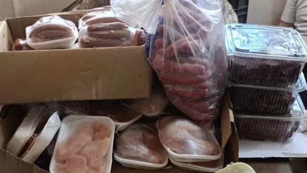 ضبط 5 أطنان مخللات ولحوم ودواجن و7400 عبوة مواد غذائية غير صالحة بالبحيرة