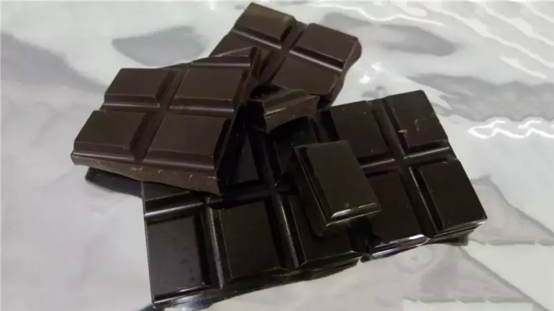 هل تناول الشيكولاتة خطر على مرضى القلب؟ استشاري يجيب