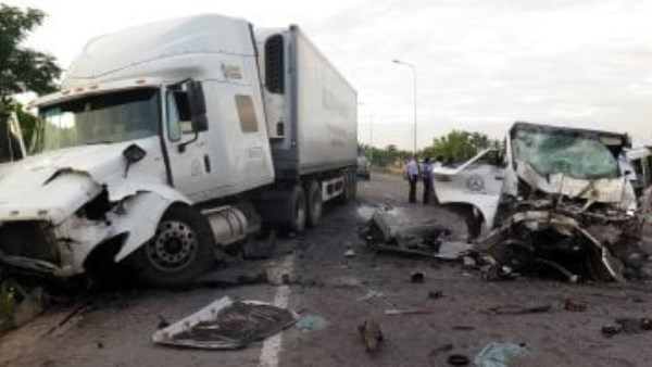 مصرع شخص وإصابة 26 آخرين في حادث تصادم مروع بالتجمع الخامس