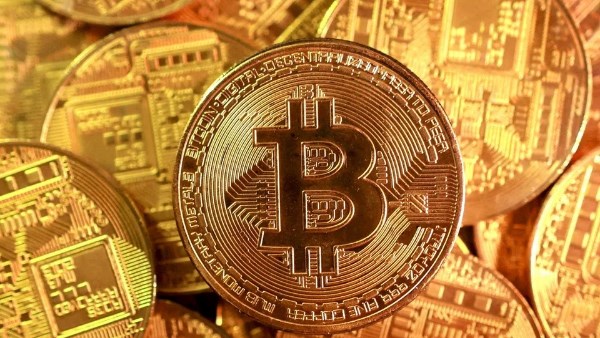 “بيتكوين” تتراجع بأكثر من 3% وسط ضغوط أسهم التكنولوجيا