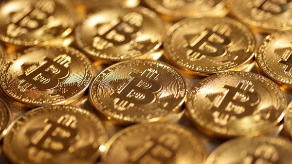 “بيتكوين” تواصل مكاسبها مقتربة من 65 ألف دولار بدعم تباطؤ التضخم الأمريكي