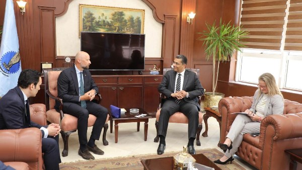 محافظ البحر الأحمر وسفير النرويج يبحثان التعاون في مشروعات الطاقة المتجددة