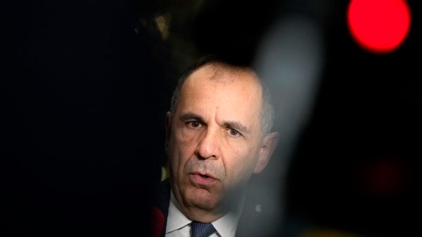وزير الخارجية اليوناني يجري محادثات مع نظيره الكوري الجنوبي في سول