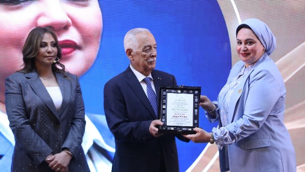 رئيس الديوان الملكي الهاشمى يكرم النائبة سولاف درويش خلال احتفالية “الاستقلال والاستثمار” في الأردن