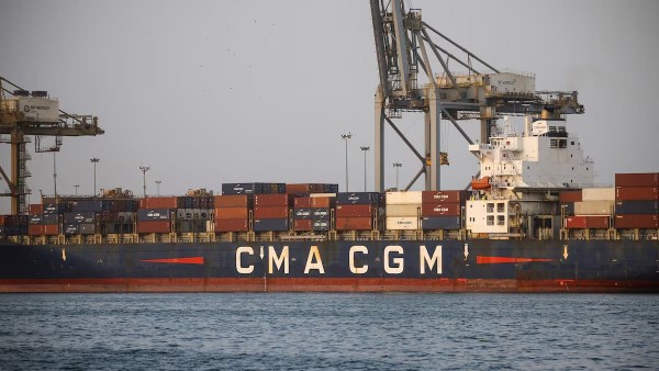 توترات مضيق هرمز تدفع عملاق الشحن الفرنسي “CMA CGM” لفرض رسوم على الوقود