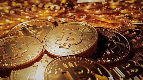 “بيتكوين” تستقر قرب أعلى مستوياتها في خمسة أسابيع وسط ترقب تشريع أمريكي ومخاوف جيوسياسية