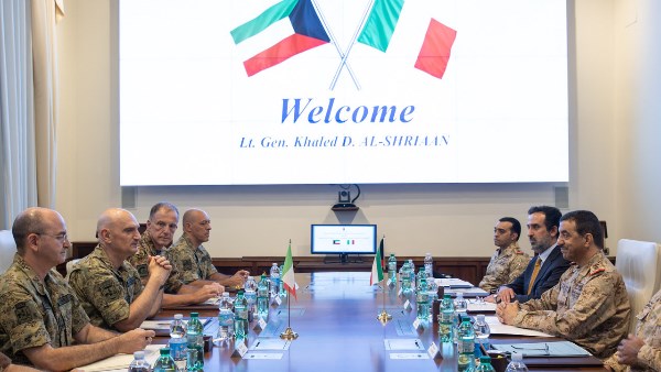 الكويت وإيطاليا تبحثان سبل التعاون العسكري المشترك وتعزيز الشراكة الدفاعية الاستراتيجية بين البلدين