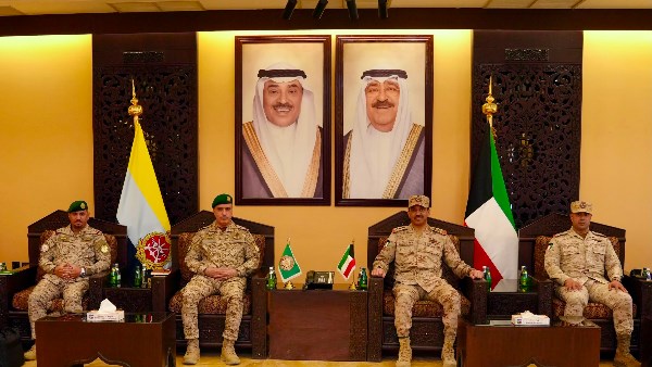 رئيس أركان الجيش الكويتي يبحث مع قائدي قيادة مجلس التعاون ودرع الجزيرة تعزيز التعاون المشترك