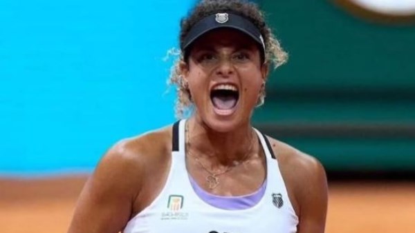 لاعبة التنس ميار شريف تعلن مدة غيابها عن الملاعب بعد إصابتها