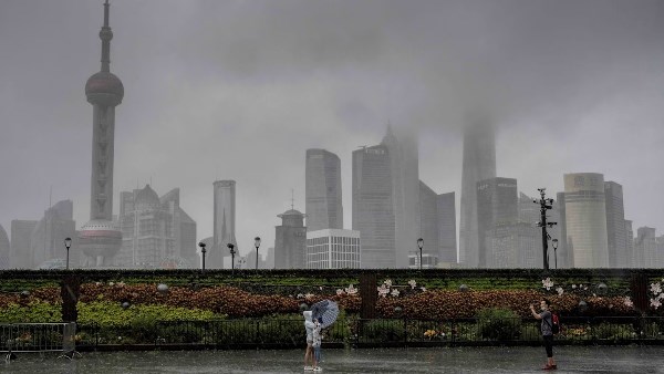موجة بيع حادة تدفع الأسهم الصينية إلى أسوأ أداء شهري منذ عقد