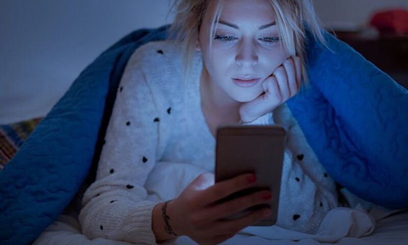 السهر في الإجازة قد يضر صحتك.. كم ساعة نوم يحتاجها الجسم؟
