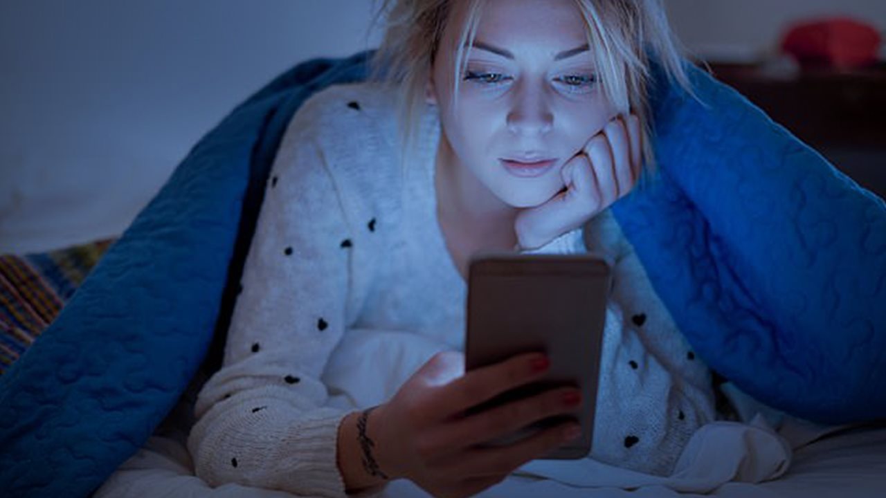 السهر في الإجازة قد يضر صحتك.. كم ساعة نوم يحتاجها الجسم؟