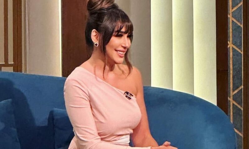 ساندي تخطف الأنظار بإطلالة عصرية داخل سيارتها.. ورسالة تهنئة تشعل تفاعل الجمهور|شاهد