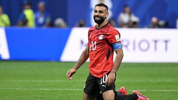 من يخطف توقيع محمد صلاح؟ تطورات جديدة تشعل الصراع على الفرعون المصري