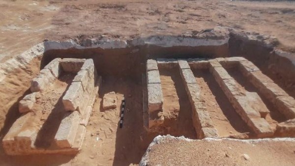 قطع ذهبية في أفواه الموتى.. وتابوت مغلق منذ ألفي عام.. اكتشاف 18 مقبرة أثرية يذهل العالم بالساحل الشمالي