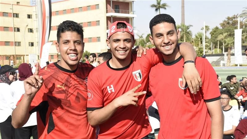 المدينة الجامعية بعين شمس تتحول لساحة تشجيع للمنتخب أمام الأرجنتين (صور)