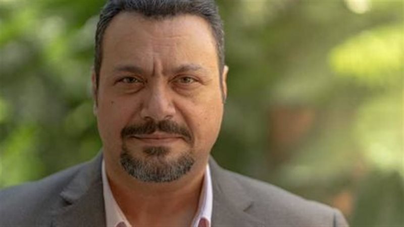 مراد مكرم يوعد المصريين: “هوزع عليكم شربات لو كسبنا الأرجنتين”