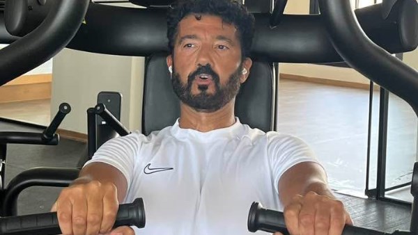 رسالة تحفيزية.. خالد النبوي يستعرض لياقته البدنية بتمارين في الجيم