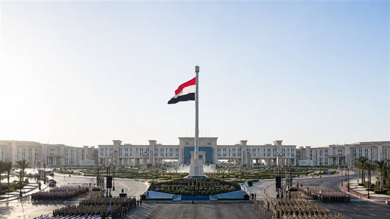 السيسي يشهد رفع علم القوات المسلحة على مقر القيادة الإستراتيجية للدولة بالعاصمة الجديدة