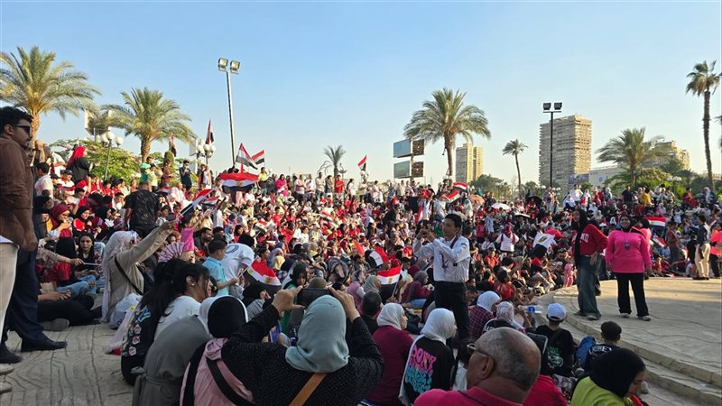 الجماهير المصرية تتحدي حرارة الطقس قبل مواجهة الأرجنتين بالمظلات (صور)