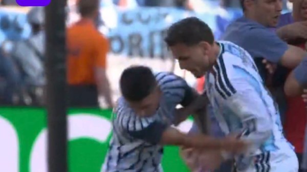 نهائي كأس العالم.. اشتباكات بالأيدي بين لاعبي الأرجنتين وإسبانيا عقب صافرة النهاية