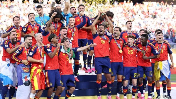 مراسم تتويج إسبانيا بلقب كأس العالم 2026. ترامب يسلم الكأس إلى رودري