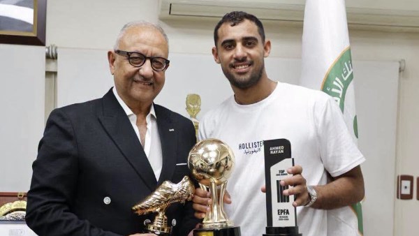 رئيس البنك الأهلي يستقبل أحمد ياسر ريان بعد تتويجه بجائزتي هداف الدوري وأفضل مهاجم