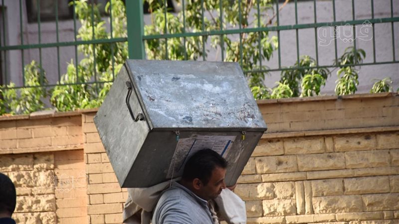 في حراسة مشددة، وصول صناديق أسئلة امتحان “الإنجليزي” إلى لجان الثانوية بأسيوط