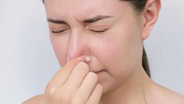 يسبب أضرارًا خطيرة للرئتين.. أخصائية أنف وأذن تحذر من كتم العطس