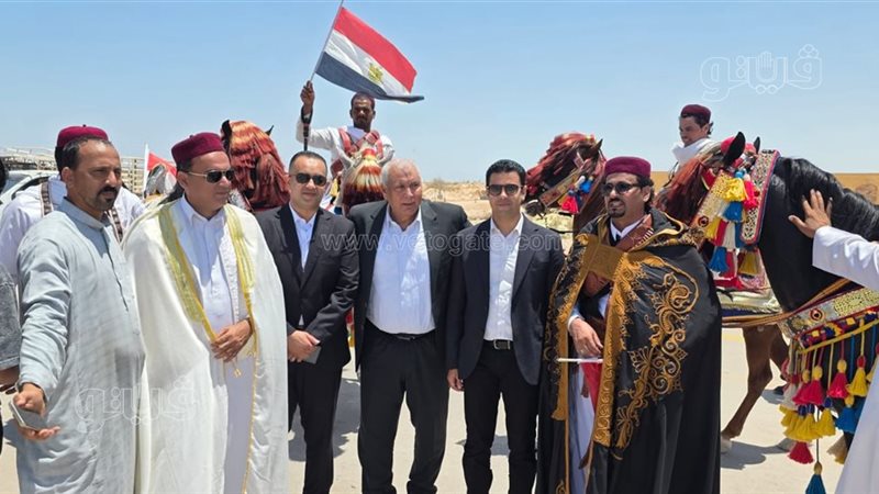 أجواء تراثية واحتفالية، شباب مطروح يرسمون لوحة وطنية في استقبال أبطال المنتخب بمطار العلمين (صور)