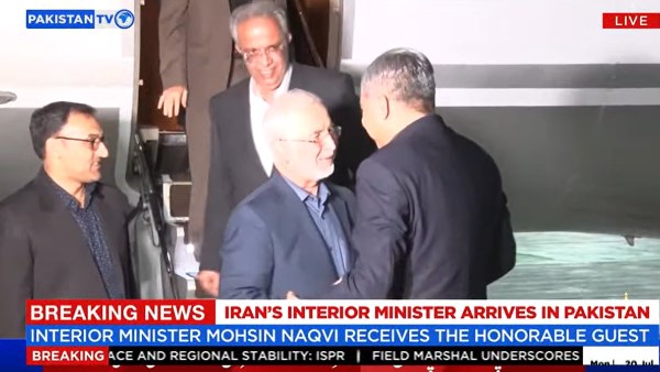 رسائل من طهران لإسلام آباد .. وزير الداخلية الإيراني يصل باكستان بعد التصعيد الأمريكي