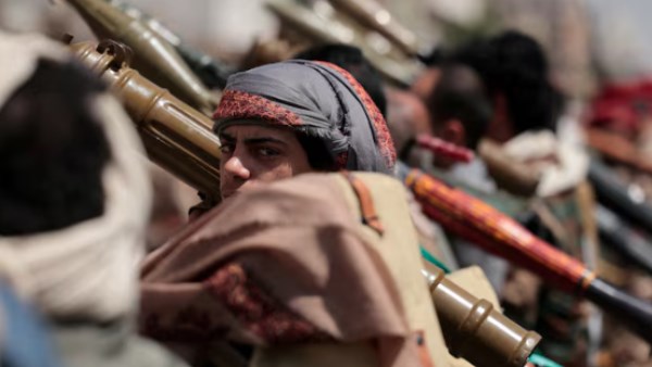 لغز رحلة 13 يوليو.. إيران ترسل قادة من الحرس الثوري وشحنات أسلحة إلى الحوثيين في اليمن