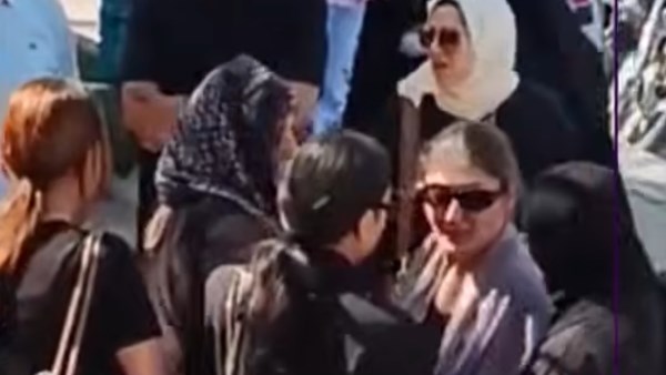 انهيار شقيقة أحمد جلال عبد القوي أثناء تشييع جثمانه