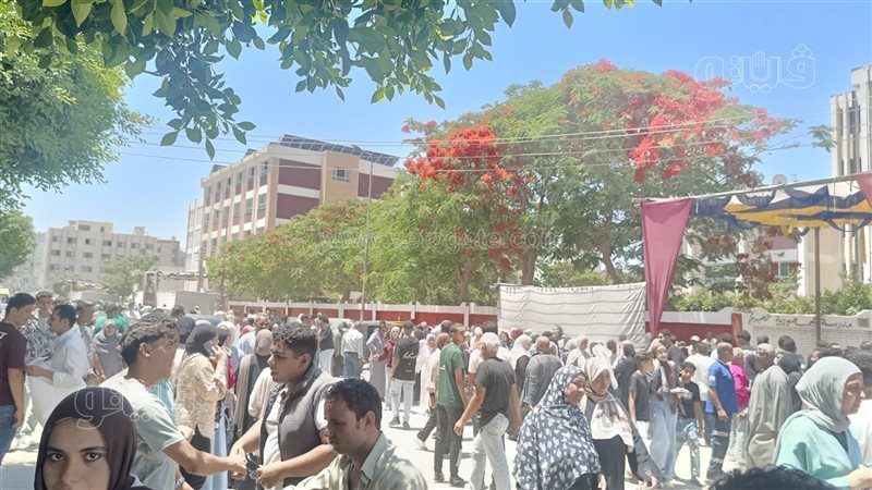 طلاب الثانوية العامة بالشرقية يؤدون اليوم امتحاني الكيمياء والجغرافيا في ثاني أيام المواد المضافة للمجموع