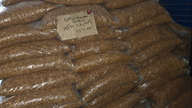 قبل وصولها لمحلات الكشري، التحفظ على طن “تقلية” ملوثة ببقايا حشرية بمخزن غير مرخص ببنها