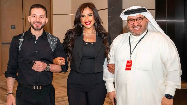 ياسمين عبدالعزيز تشارك جمهورها صورًا من العرض العالمي الأول لفيلم «خلي بالك من نفسك» في الكويت