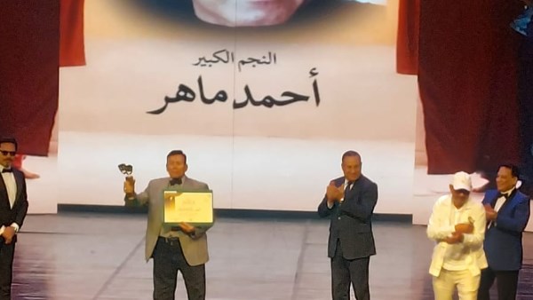 مهرجان المسرح .. أحمد ماهر : التكريم جاءني متأخرا جدا