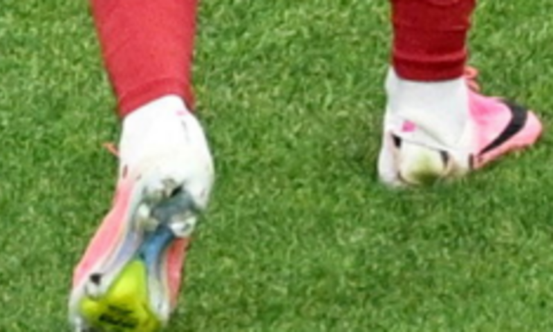 بعد تمزيق الجوارب.. لاعبون “يقطعون” أحذيتهم باهظة الثمن في كأس العالم